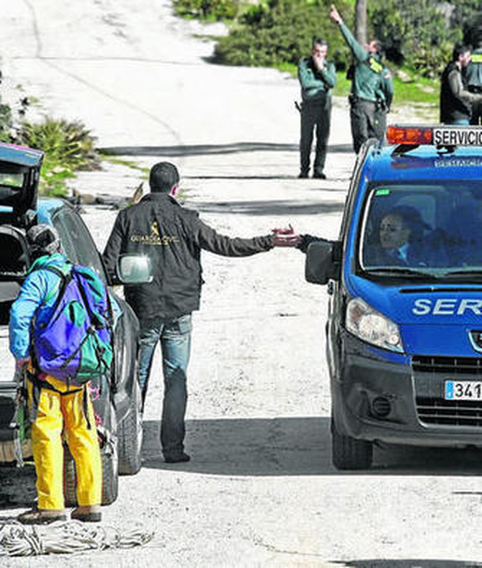 Participantes en el rescate, ayer en la zona de la Sierra de la Plata.