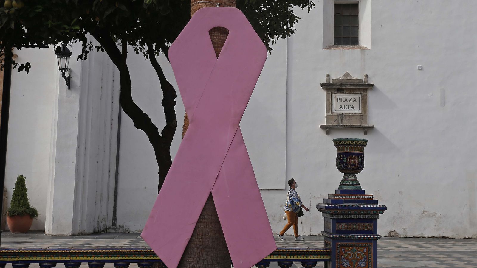 Un enorme lazo rosa conmemora el Día Mundial contra el Cancér de Mama en la Plaza Alta
