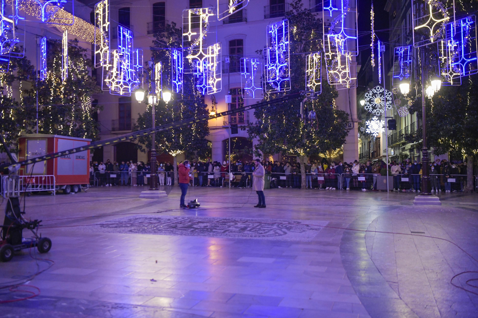 Así fue la Nochevieja 2021 en Granada, en imágenes: uvas en una Plaza del Carmen vallada y ambiente de fiesta en la calle