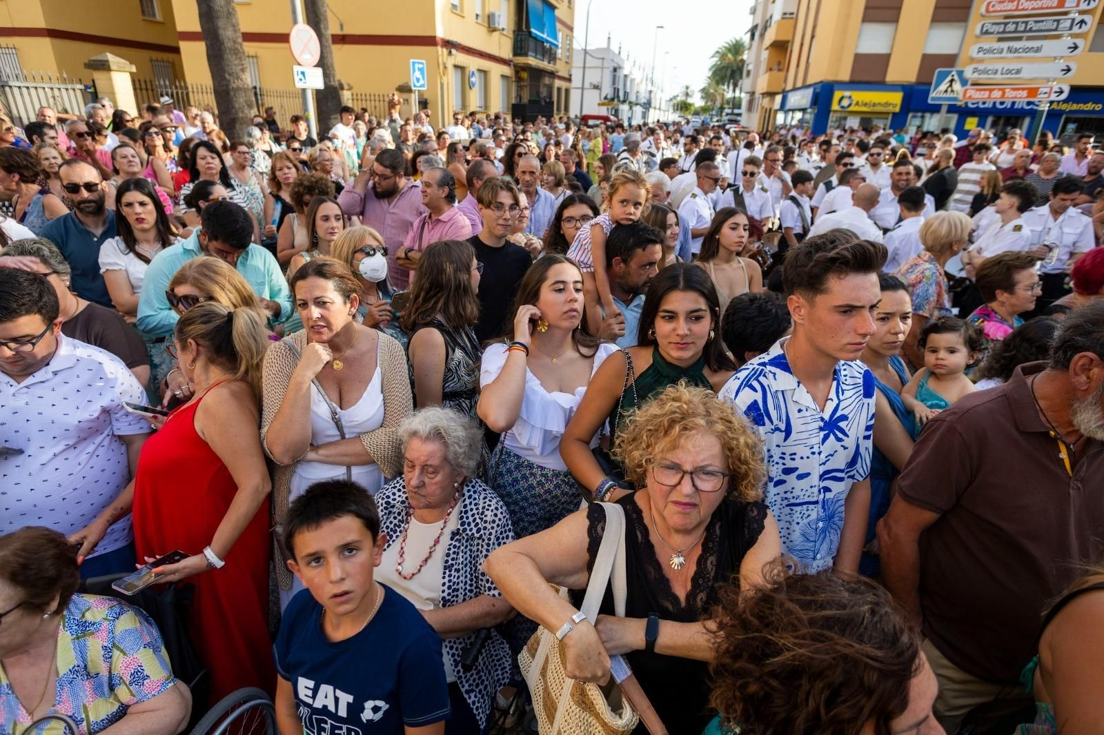 Numerosas personas han salido a la calle con motivo de la procesión de la Virgen del Carmen.