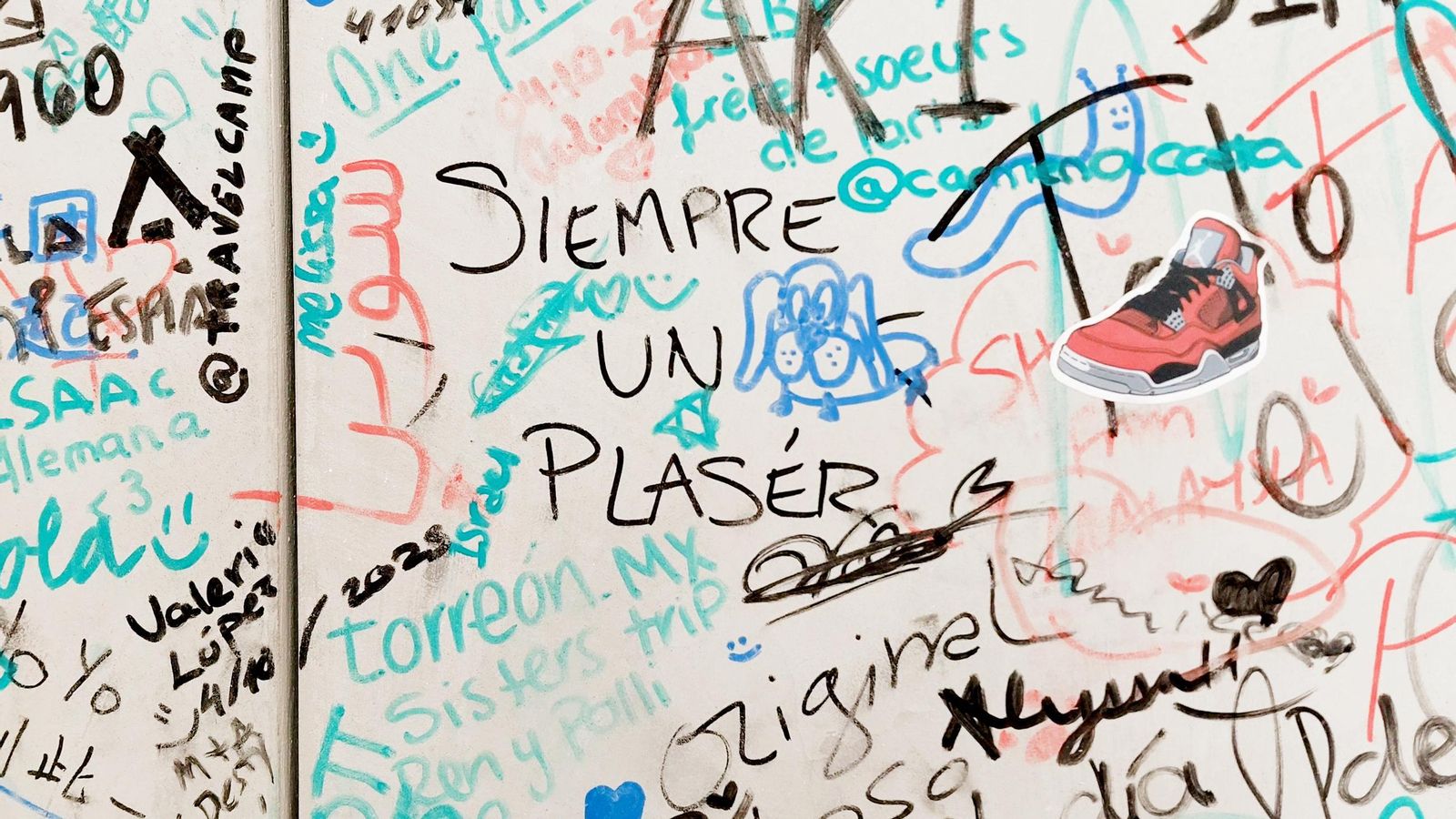 En el mural de Plasér se pueden ver pintadas de todo tipo: dedicatorias, mensajes de cariño, de apoyo...