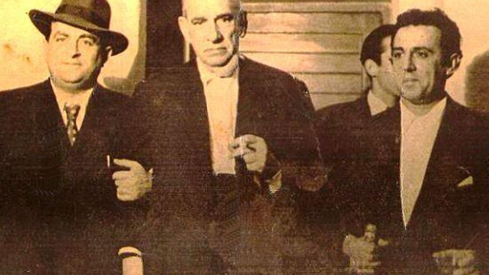 Caracol El Del Bulto, en el centro.