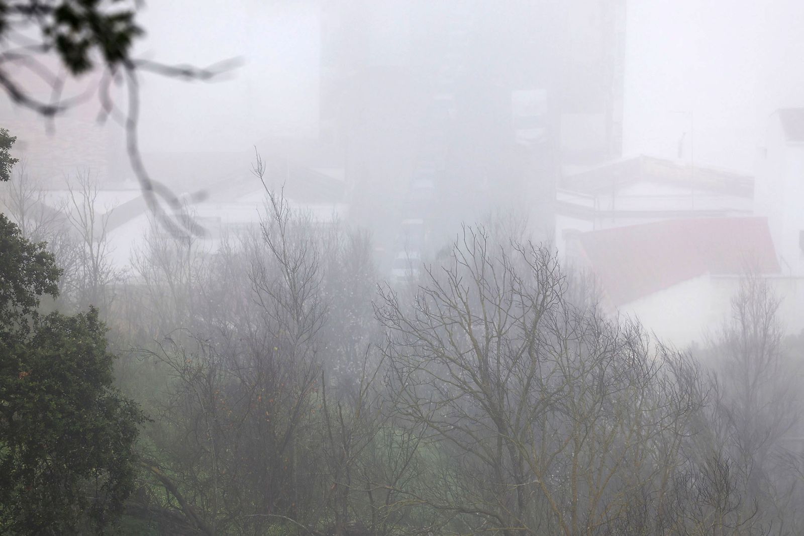 Imágenes de la espesa niebla durante la mañana en Huelva