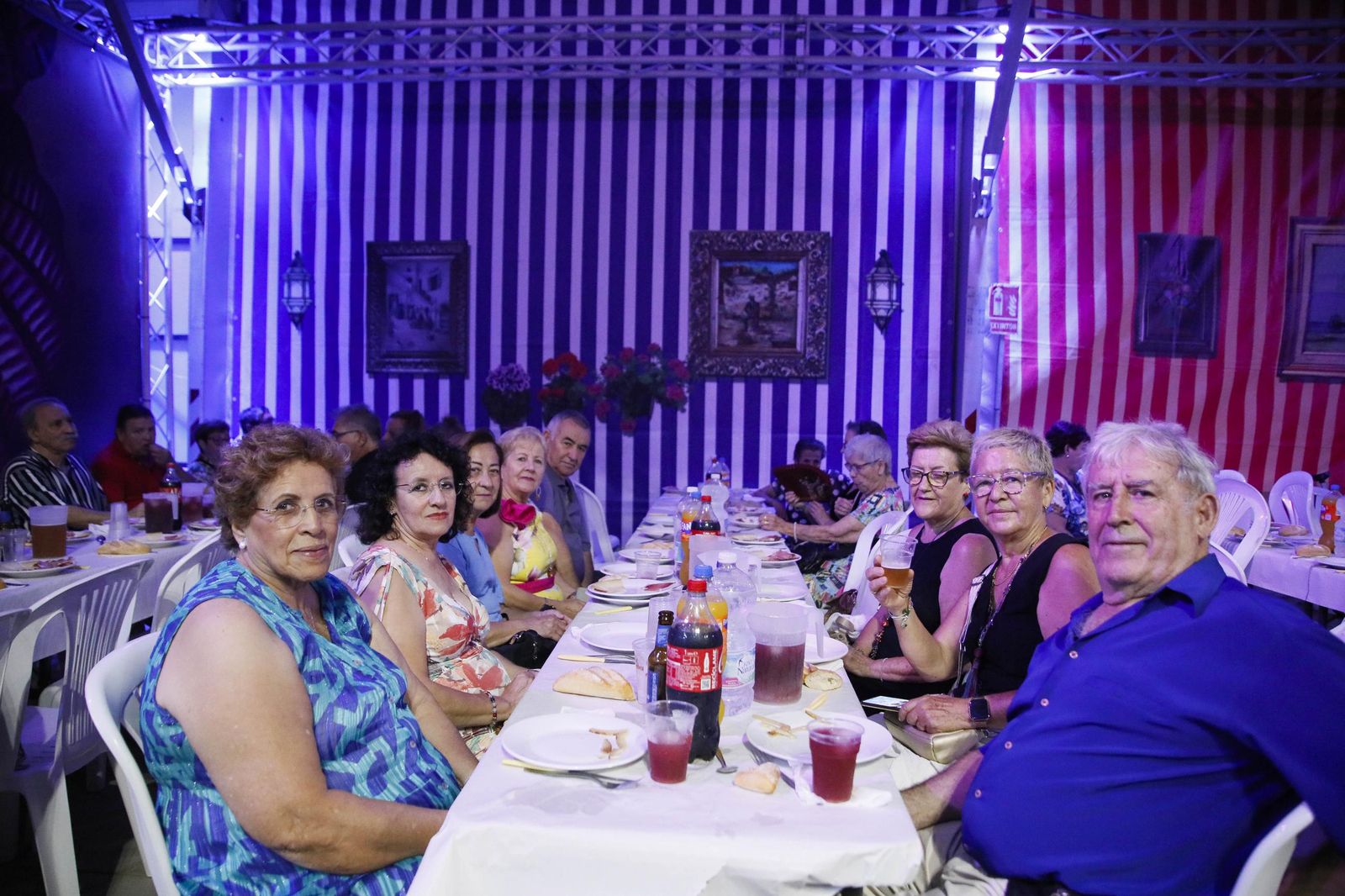 Las mejores imágenes del homenaje a los mayores en la caseta municipal de Almería