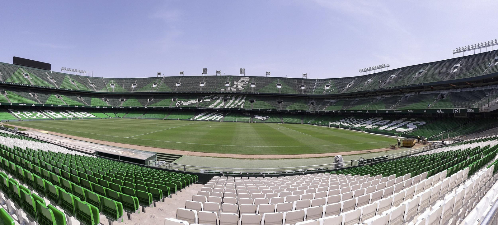 Las remozadas gradas del estadio Benito Villamarín.
