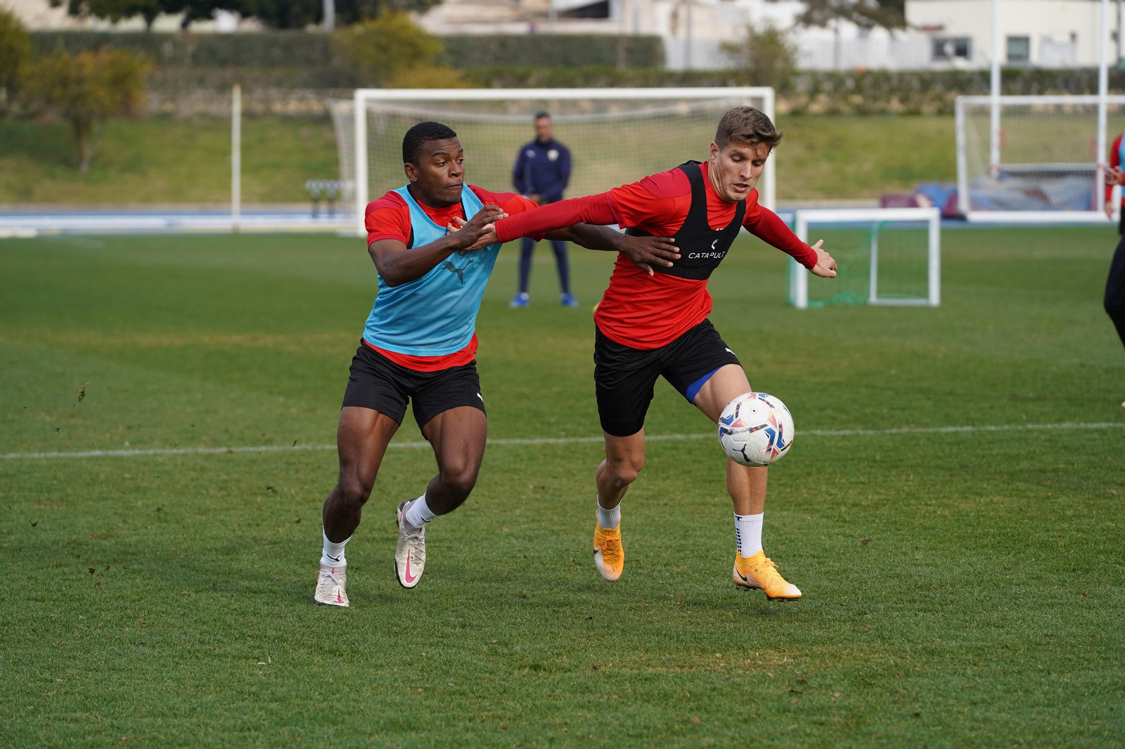 Corpas protege el balón ante Akieme en el entrenamiento matinal