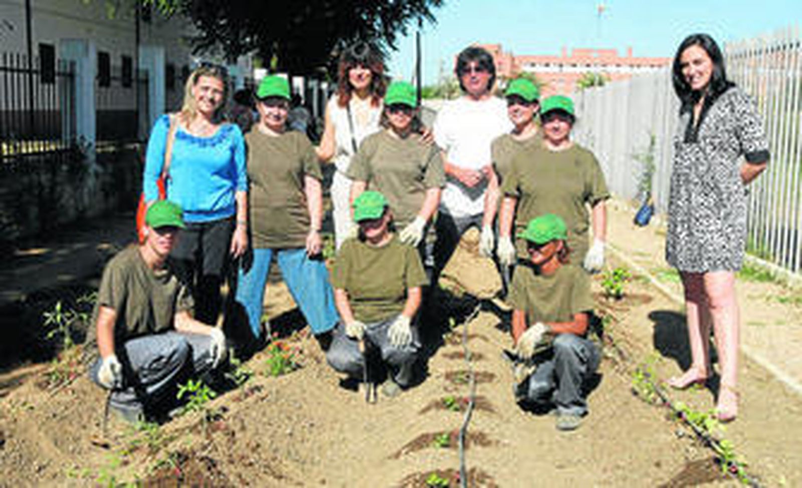 Las concejalas Blanca Córdoba, Eva Pedraza y Verónica Martos, junto al grupo de alumnas y el monitor del huerto ecológico.