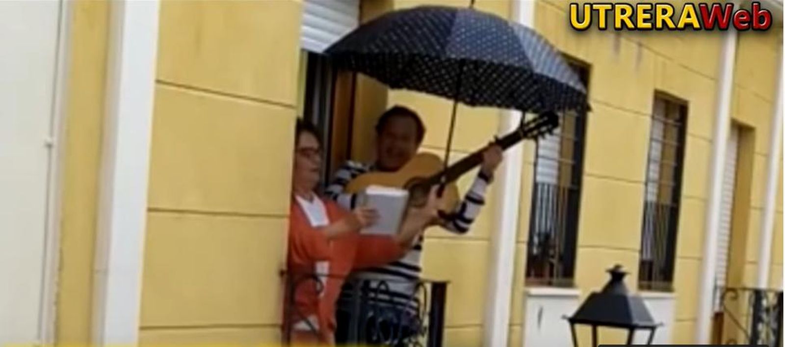 El utrerano David Gutiérrez sale al balcón de su casa para compartir con sus vecinos la esperanza a través de esta canción.