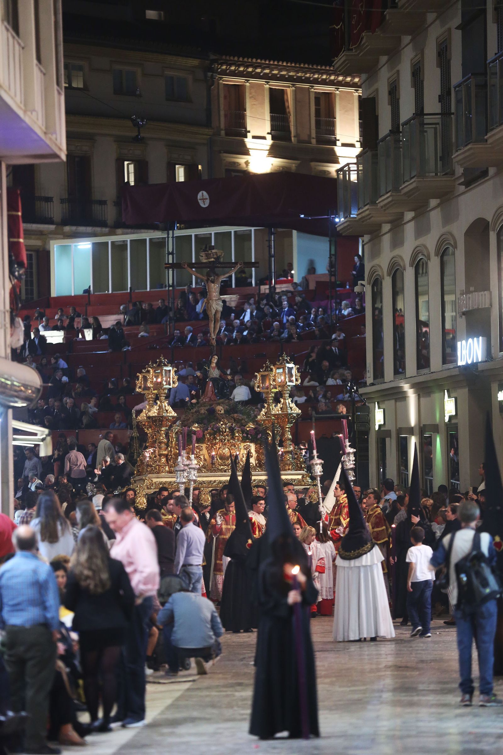 Letreros luminosos encendidos al paso del Cristo del Amor.