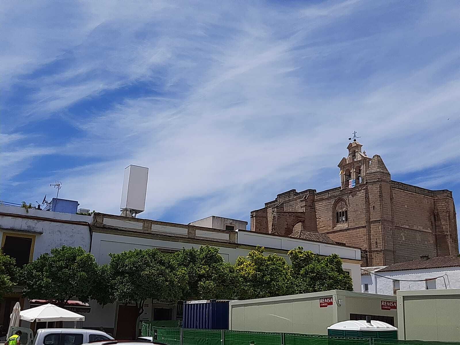 Imagen de la gran antena de telefonía instalada en un edificio de la plaza del Mercado.