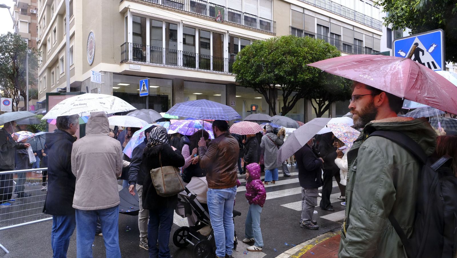 Fotografías de la cabalgata de los Reyes Magos pasada por agua en Almería