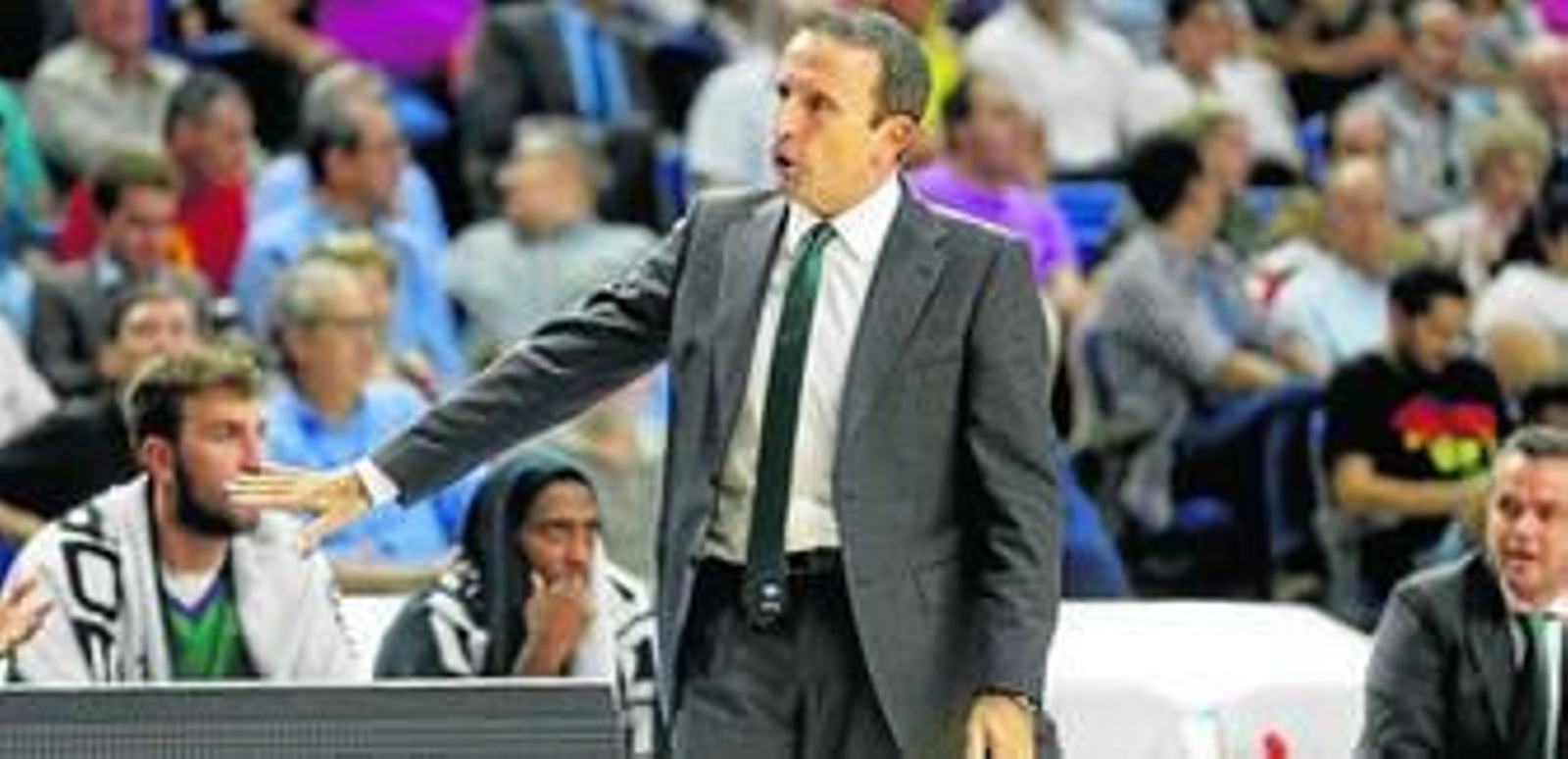 Joan Plaza da indicaciones a sus jugadores, durante uno de los tramos del partido.