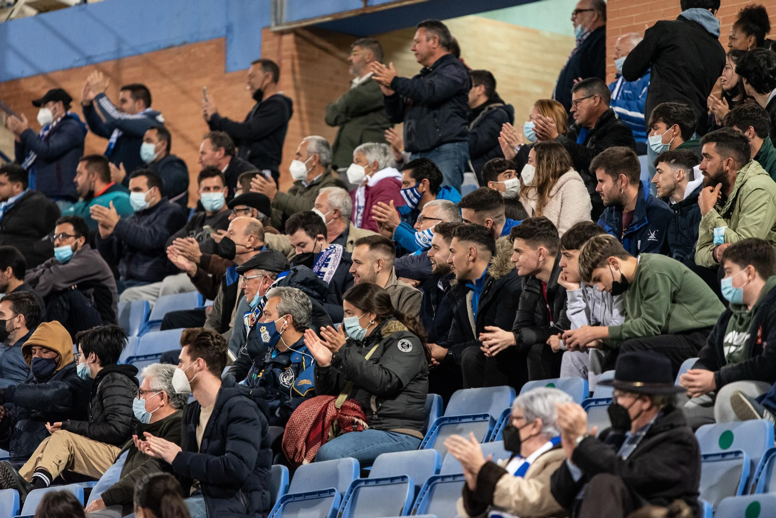 Imágenes del ambiente en las gradas del Recre - Conil