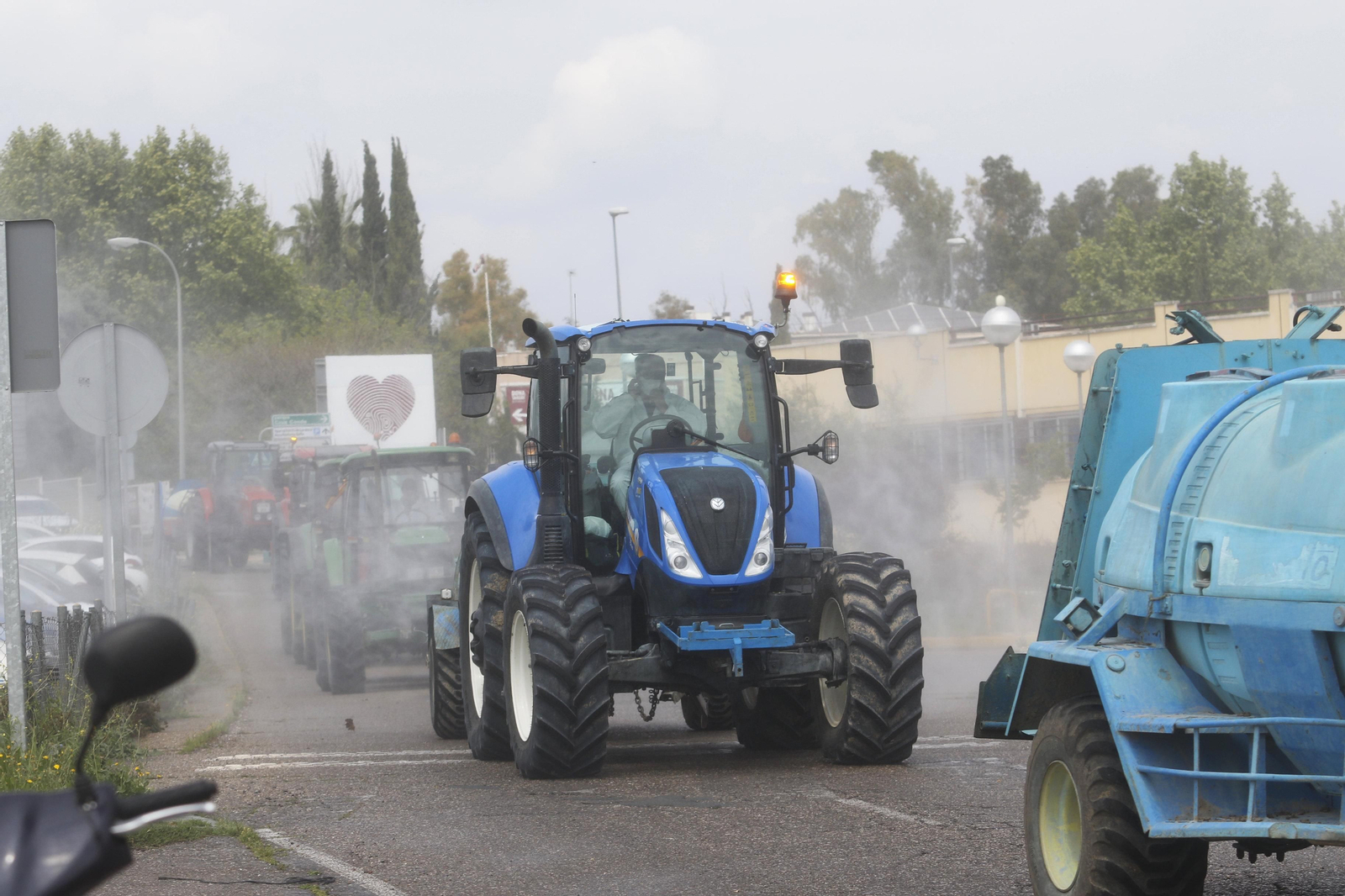 Las fotos del homenaje de los agricultores a los sanitarios de Córdoba
