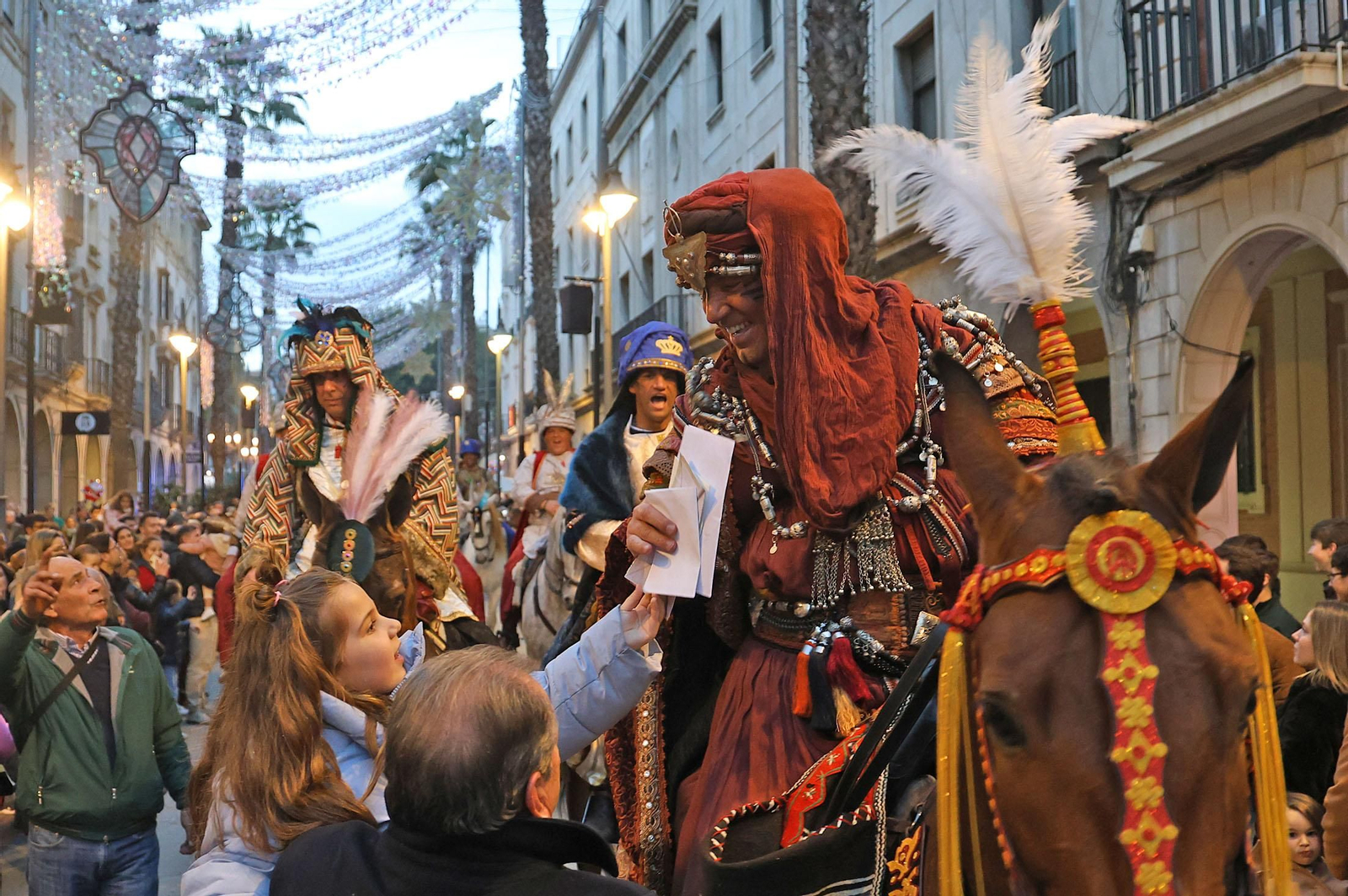 Imágenes del Heraldo Real en Huelva anunciando la llegada de los Reyes Magos