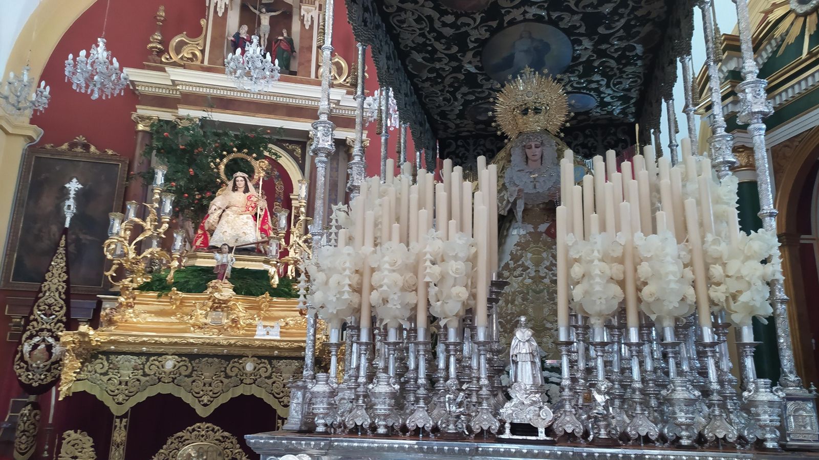La Virgen de la Pastora junto a Gracia y Esperanza, las dos imágenes coronadas con sede en la parroquia.