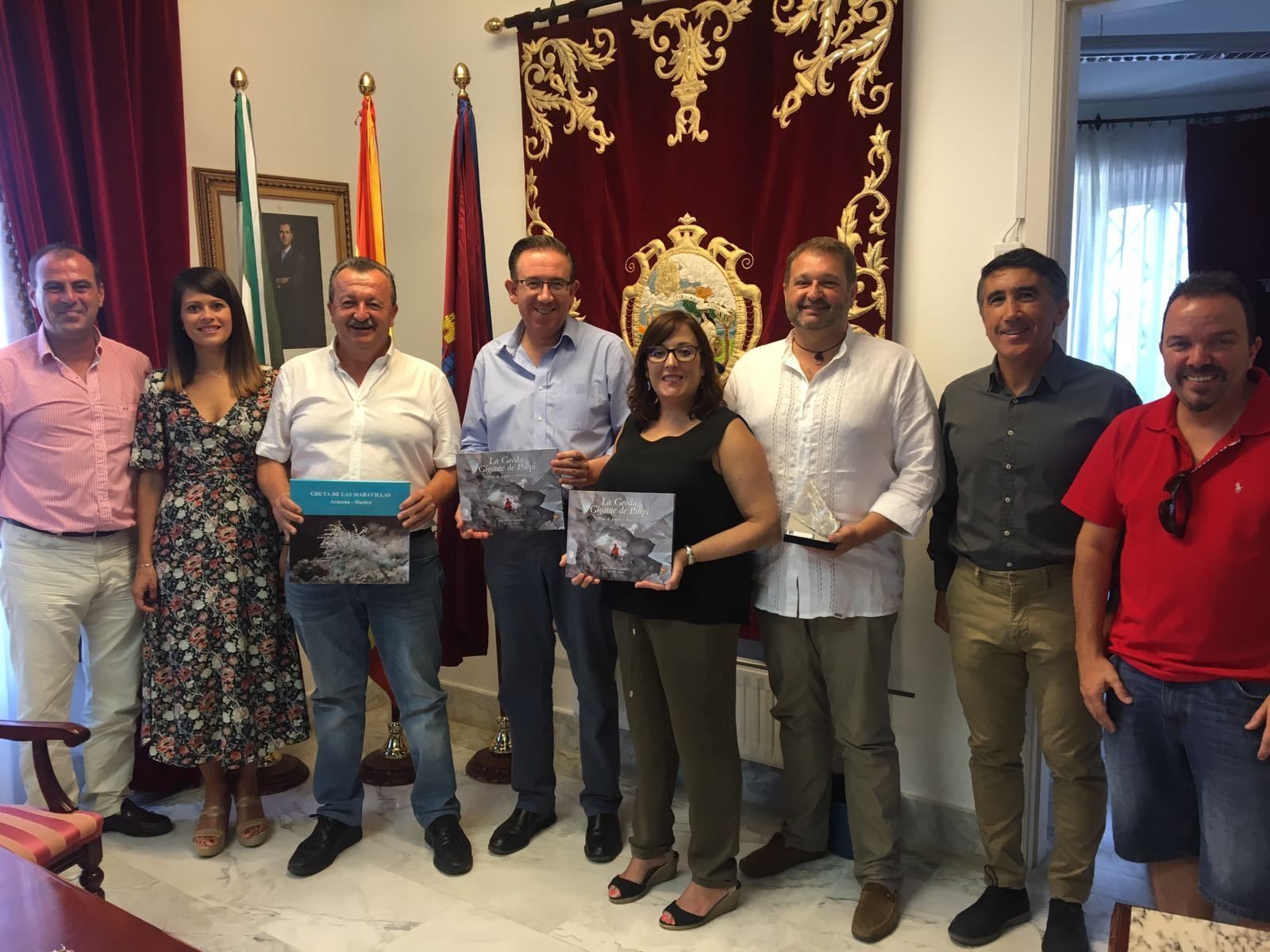El alcalde, Juan Pedro García, durante su visita al Ayuntamiento de Aracena.