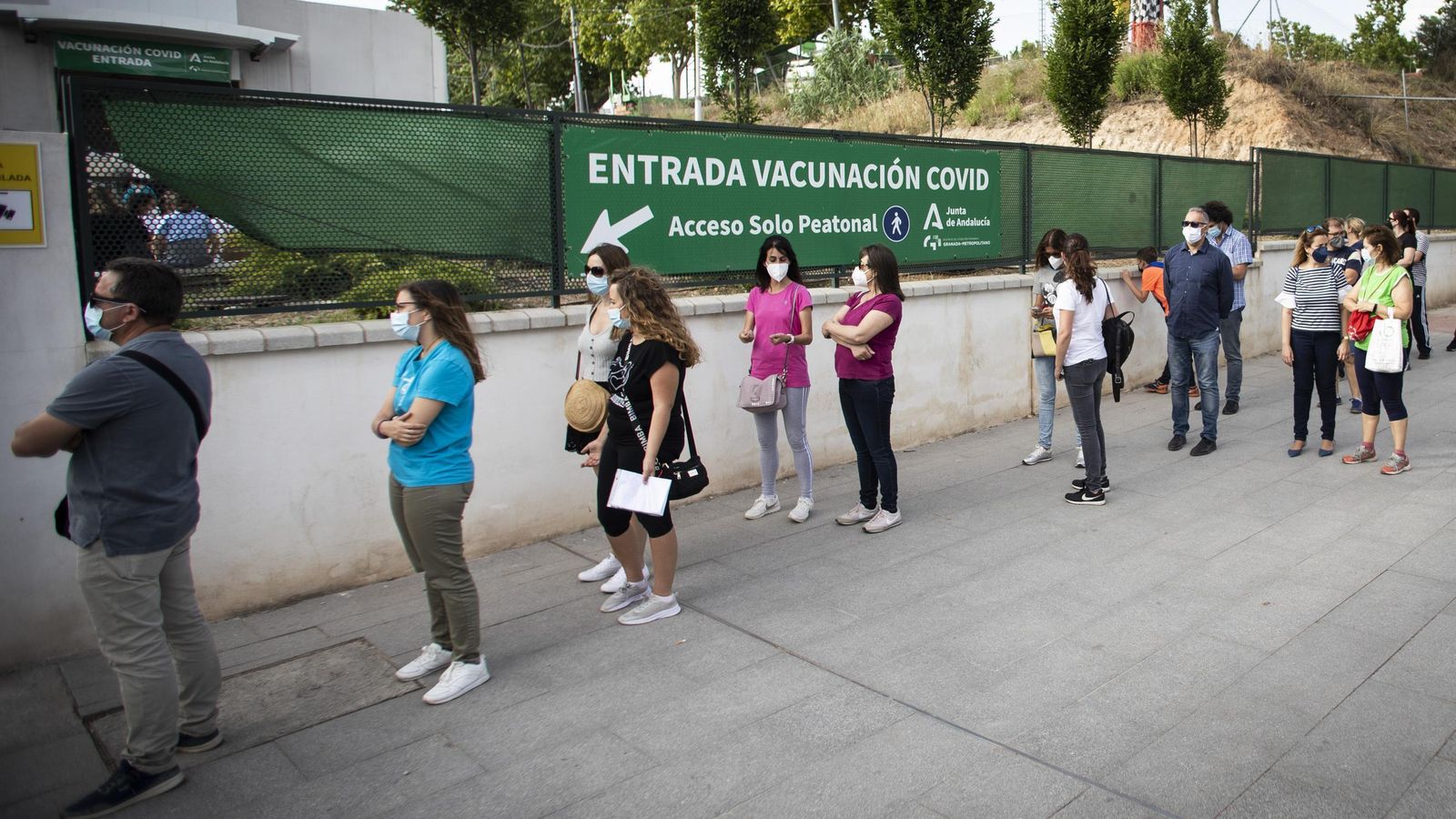 Colas para vacunarse.
