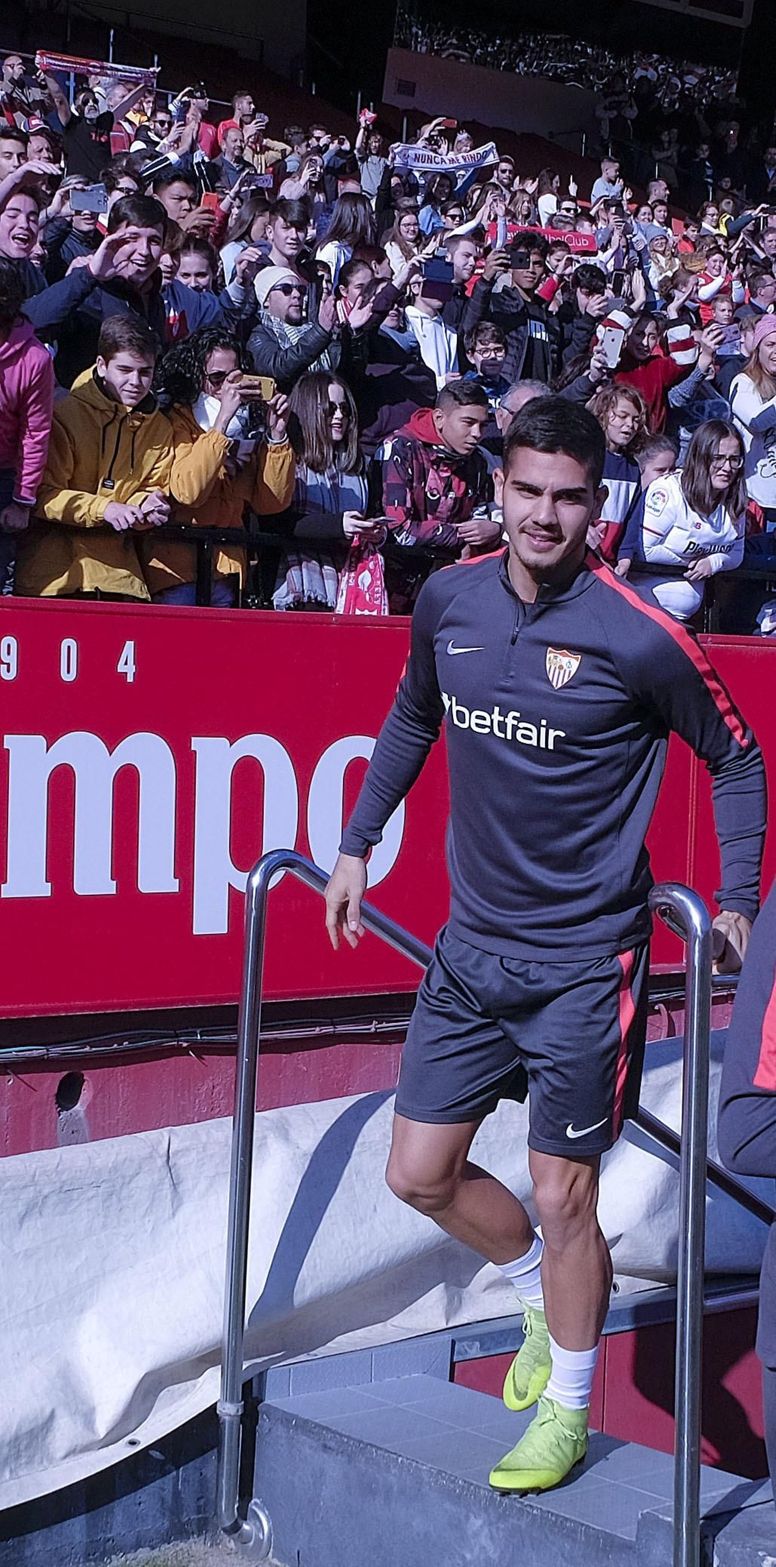 Multitudinario entrenamiento a puerta abierta del Sevilla en el Sánchez-Pizjuán