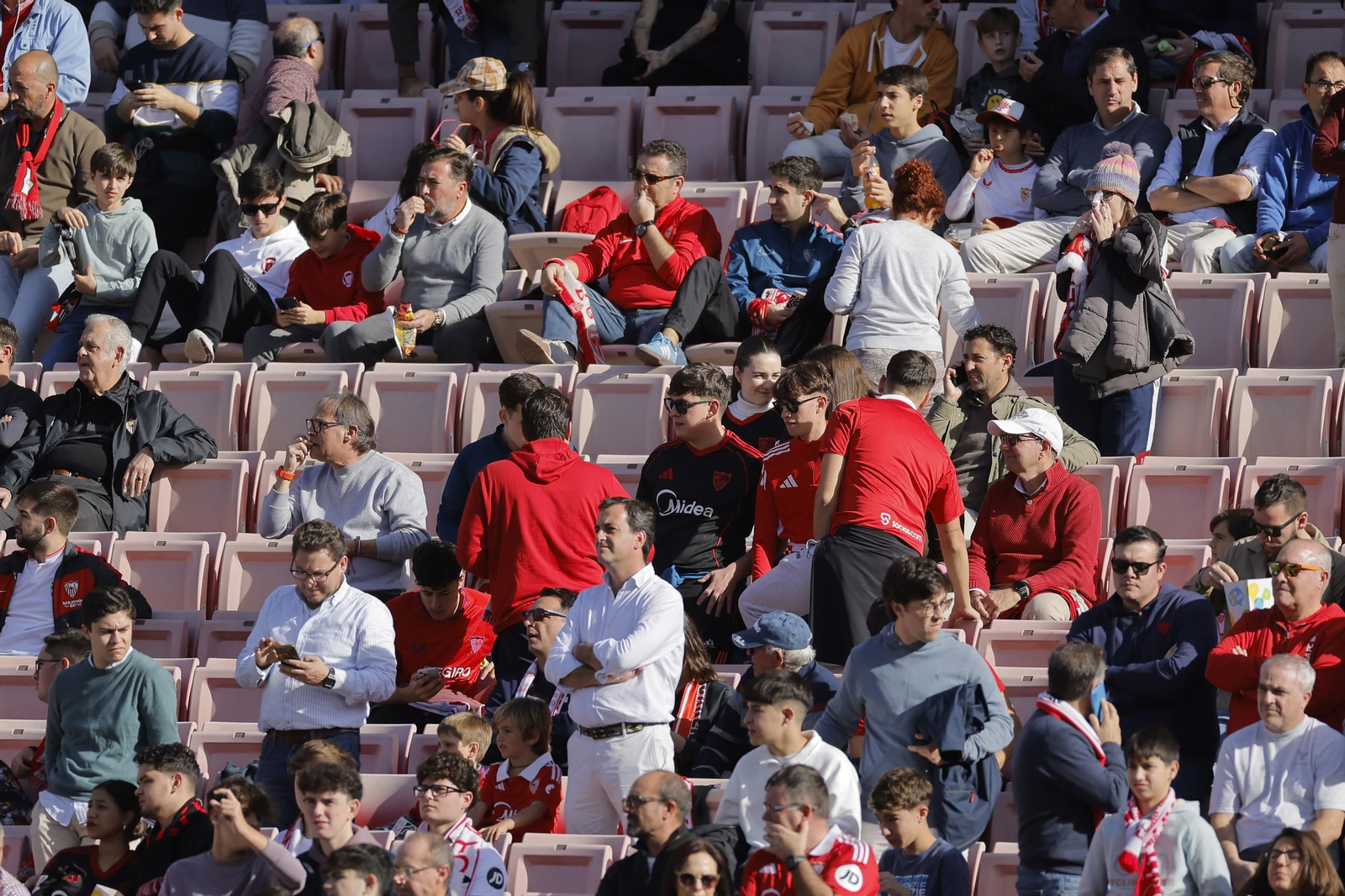 Búscate en las fotos del Sevilla - Oviedo