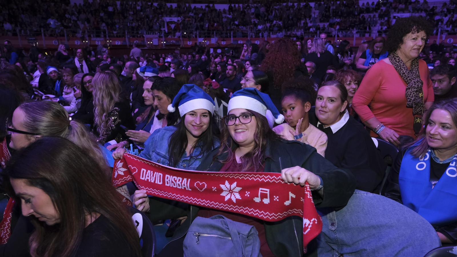 David Bisbal enamora a su Almería en el inicio de la gira 'Todo es Posible en Navidad', en fotografías