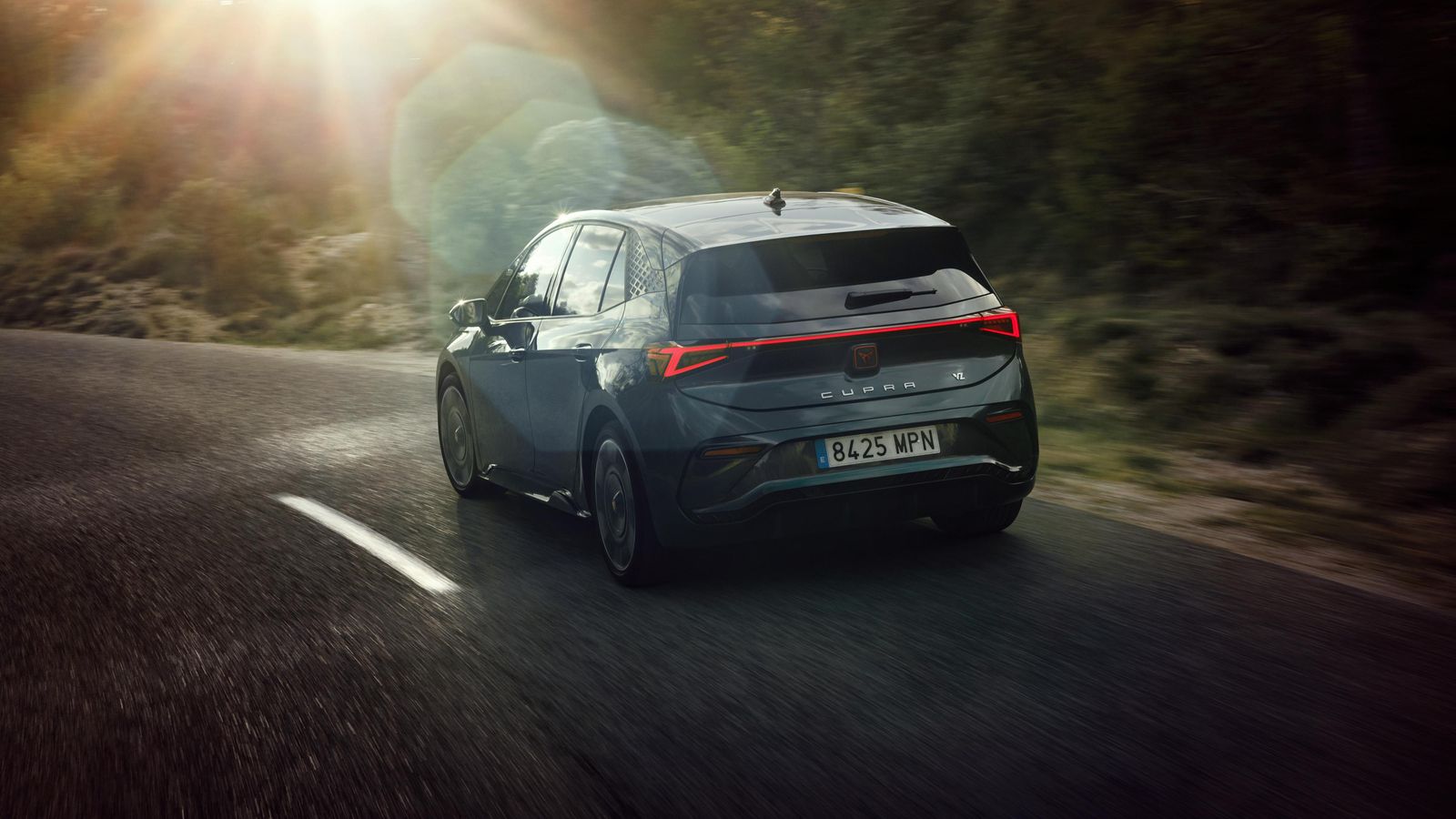 Por el momento, no hay precio para el Born VZ pero, a la vista de la configuración de la gama de este compacto de 4,32 m de largo, no sorprendería que estuviera entre los 45.000 y 50.000 euros. Por el momento, no hay precio para el Born VZ pero, a la vista de la configuración de la gama de este compacto de 4,32 m de largo, no sorprendería que estuviera entre los 45.000 y 50.000 euros.