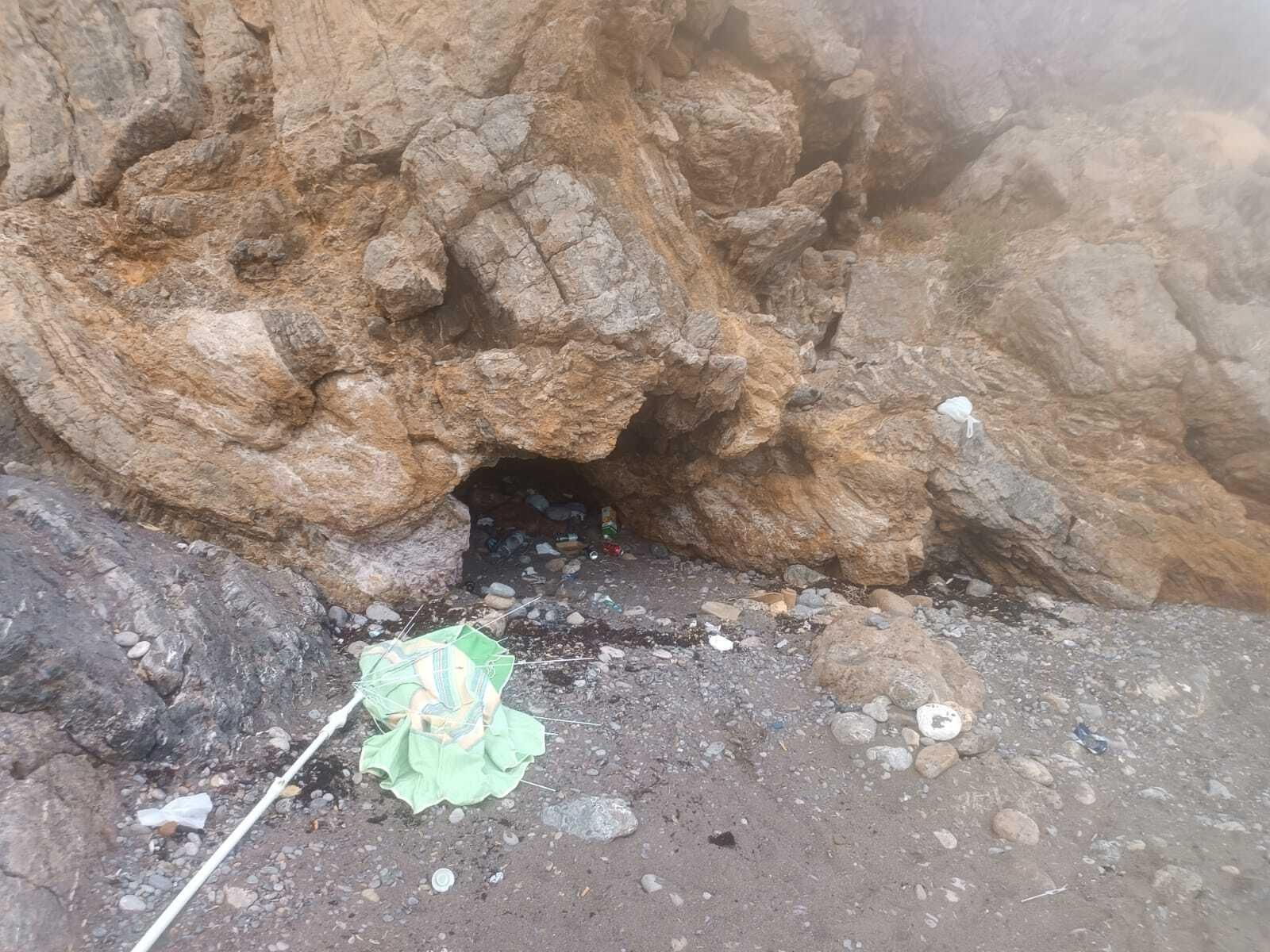 Estado que presenta una de las calas junto a la playa de El Palmer.