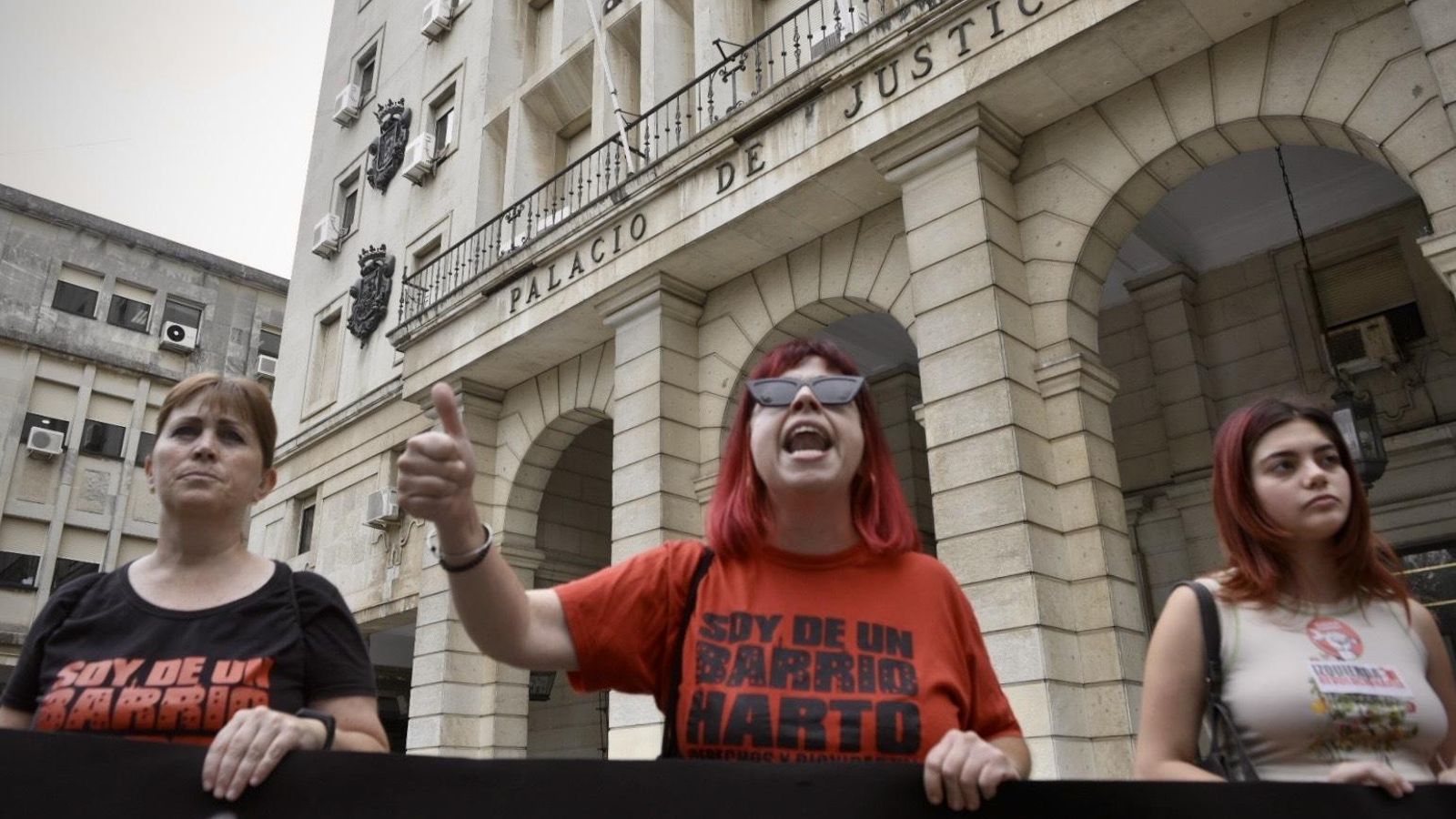 Concentración de vecinos del Polígono Sur en la puerta de los juzgados.