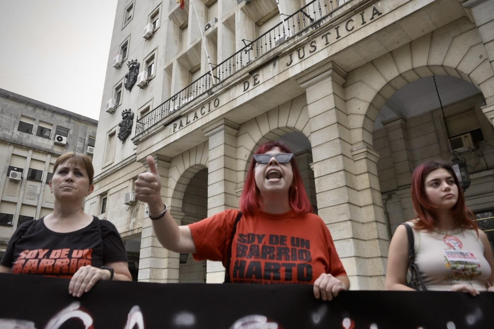 Concentración de vecinos del Polígono Sur en la puerta de los juzgados.