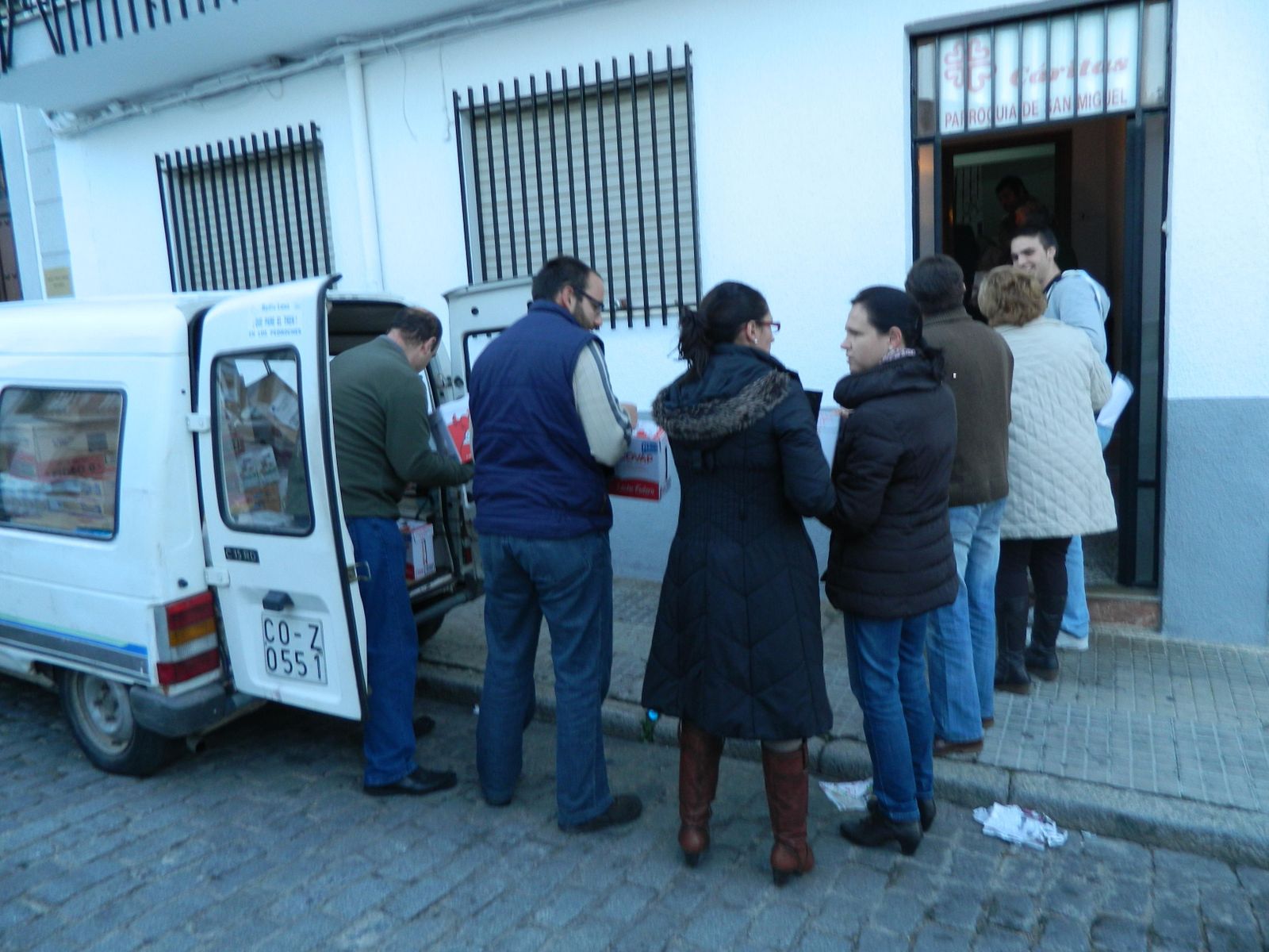 Reparto de alimentos en la sede de Cáritas de Villanueva de Córdoba.