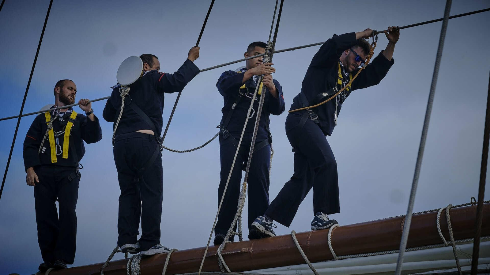 El buque escuela 'Juan Sebastián de Elcano' inicia su crucero de instrucción desde el muelle de Cádiz.