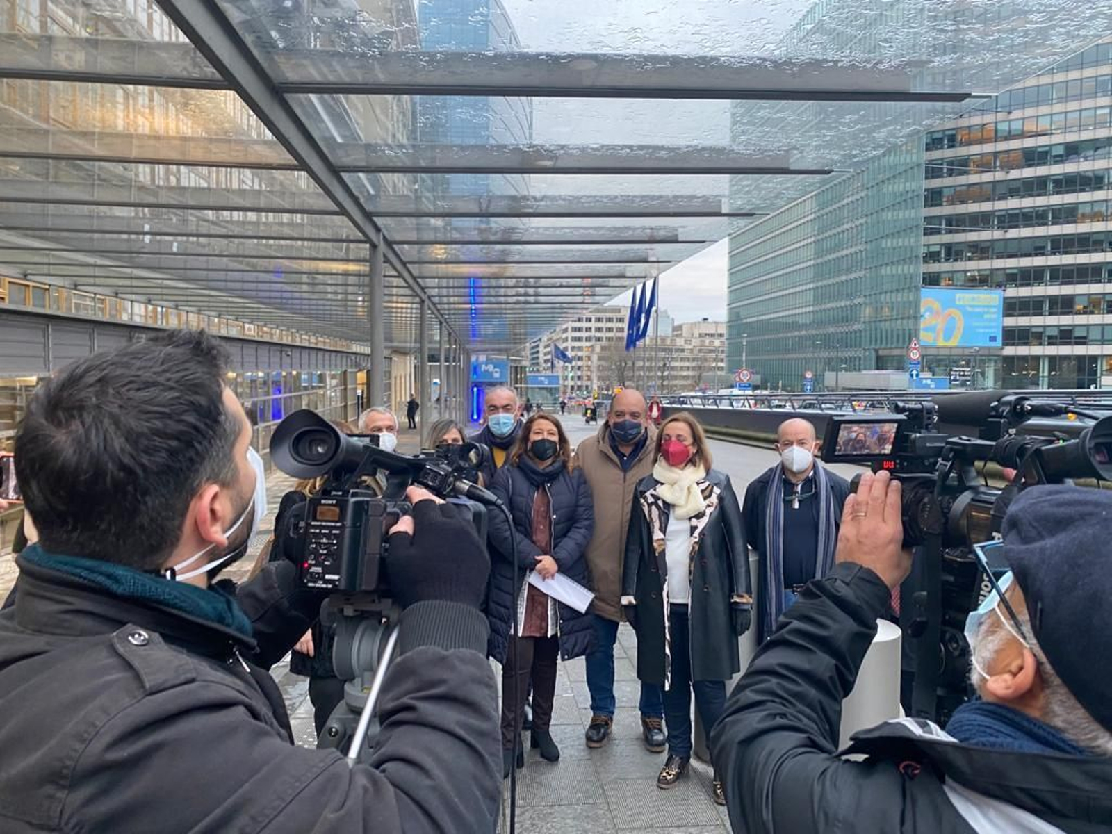 La consejera andaluza, Carmen Crespo, en representación de las CCAA, y representantes del sector pesquero, entre los que está el almeriense José María Gallart, en Bruselas