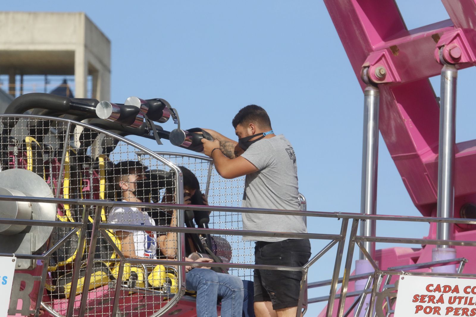 Primera jornada en el parque de atracciones de El Arenal, en imágenes