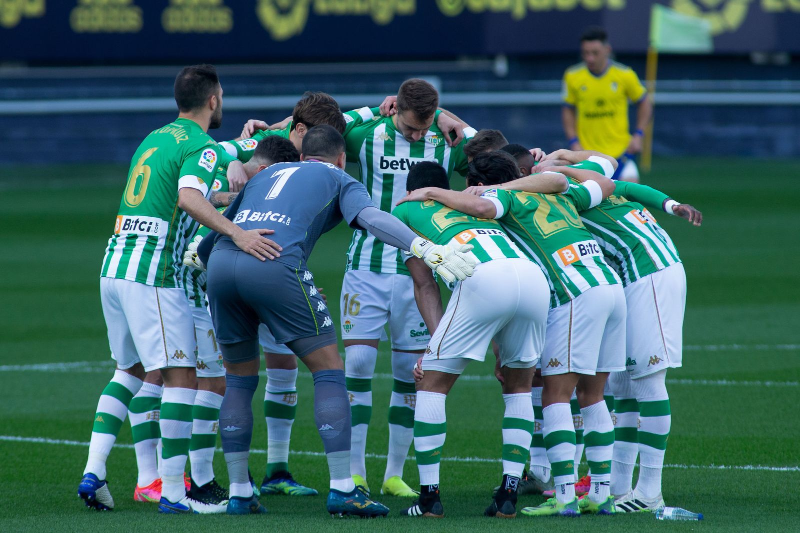 Los jugadores del Betis hacen una piña antes de empezar el partido.