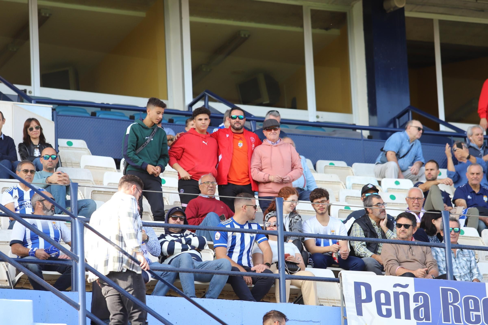 Imágenes del gran ambiente en el Nuevo Colombino para ver el  Recre-Burgos