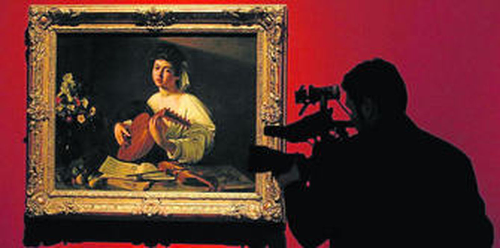 1. El 'Tañedor de laúd' de Caravaggio, una de las obras más destacadas de la exposición. 2. 'Catalina II la Grande', de Giovanni Battista Lampi. 3. Un joven contempla el cuadro 'Cuadrado negro', de Malevich. 4. Imagen de la escultura 'La Magdalena penitente', de Antonio Canova.