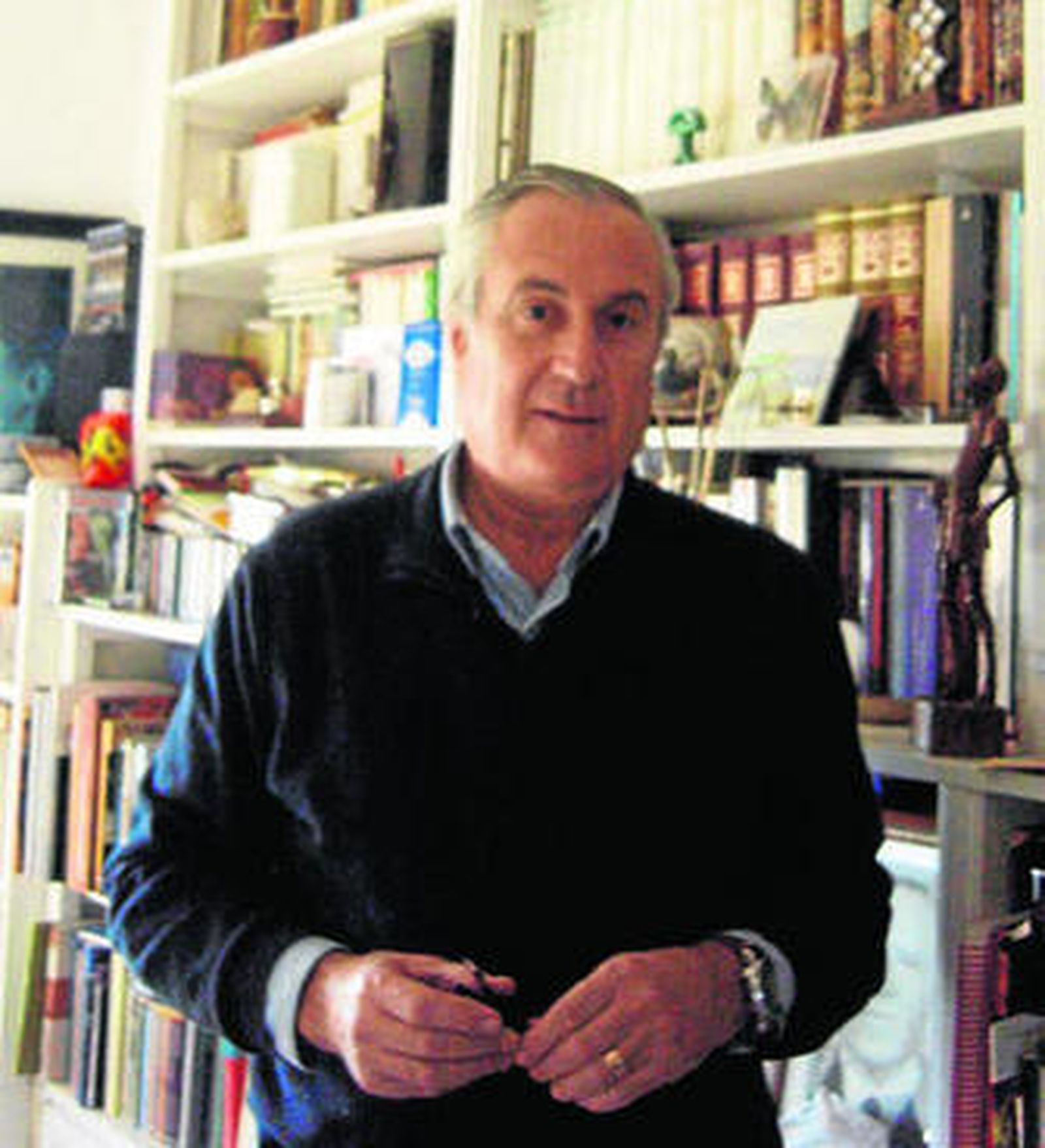 Juan Pedro Vázquez rodeados de libros, una de sus pasiones.