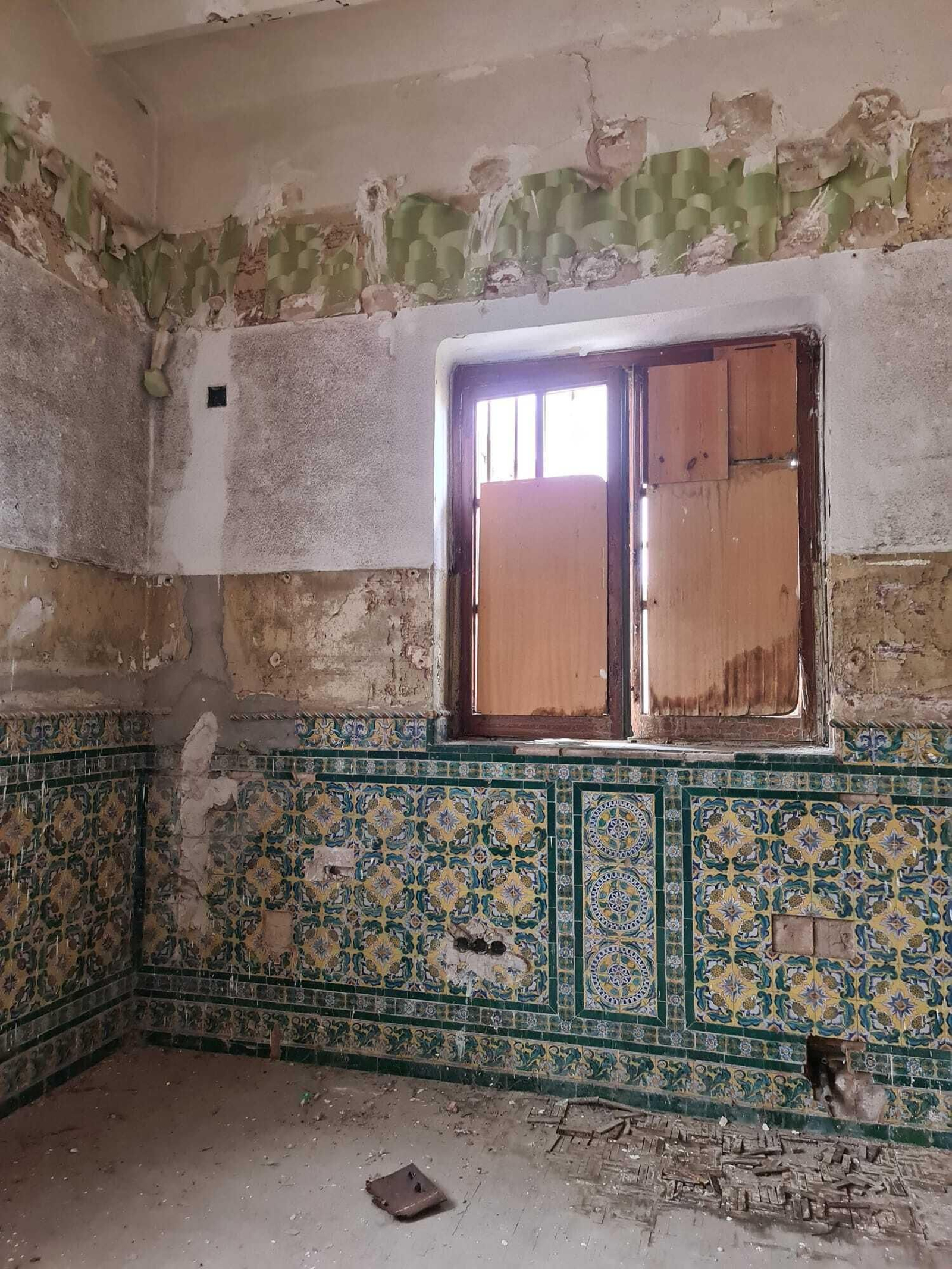 Aspecto del interior, con las ventanas, azulejos y paramentos en muy mal estado.