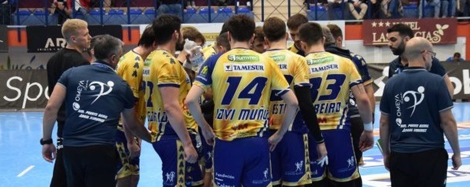 Los jugadores del Ximénez, en un tiempo muerto.