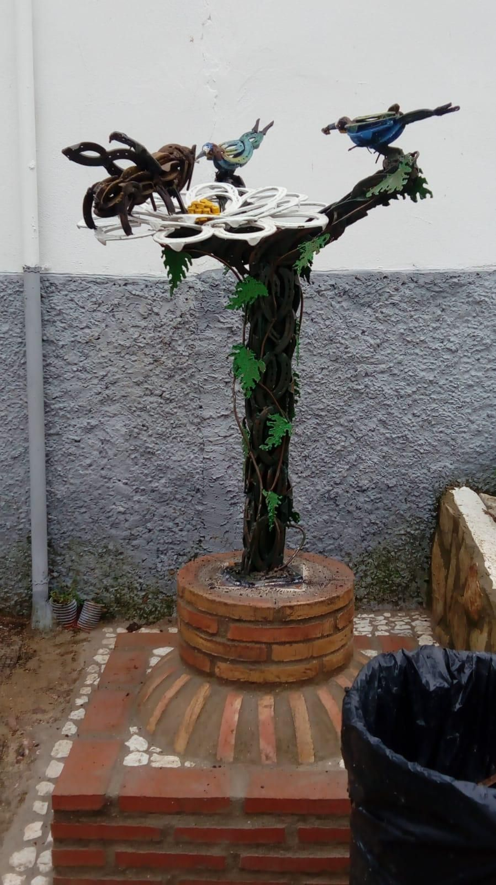 El artista de Aracena que convierte herraduras en obras de arte únicas: Ha creado más de 300 figuras de hierro