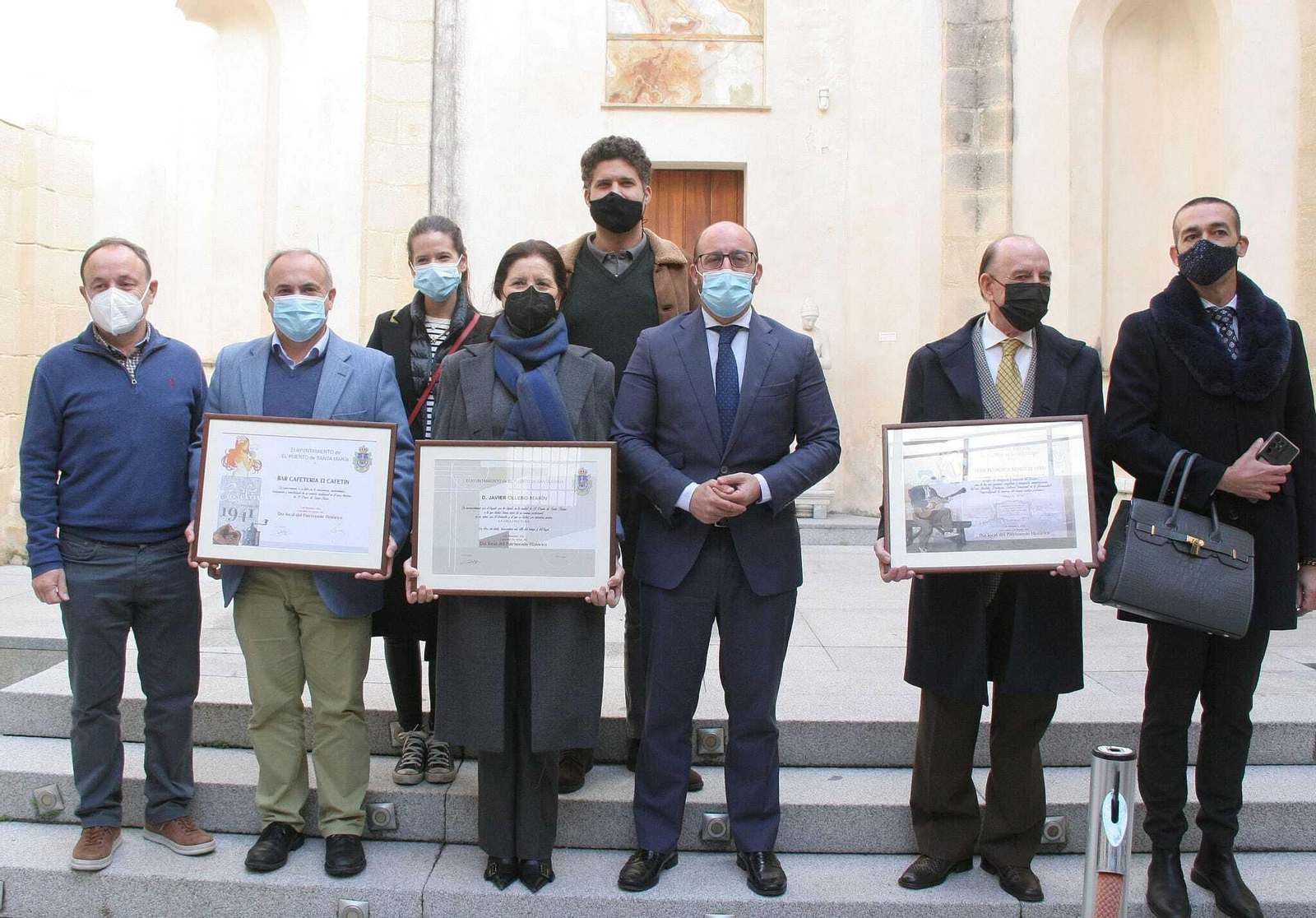Los asistentes, con el alcalde y los diplomas de Patrimonio Histórico 2021, durante el acto de homenaje.
