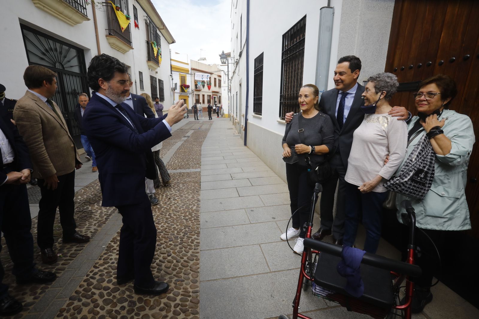 La visita de Juanma Moreno a los Patios de Córdoba, en imágenes.