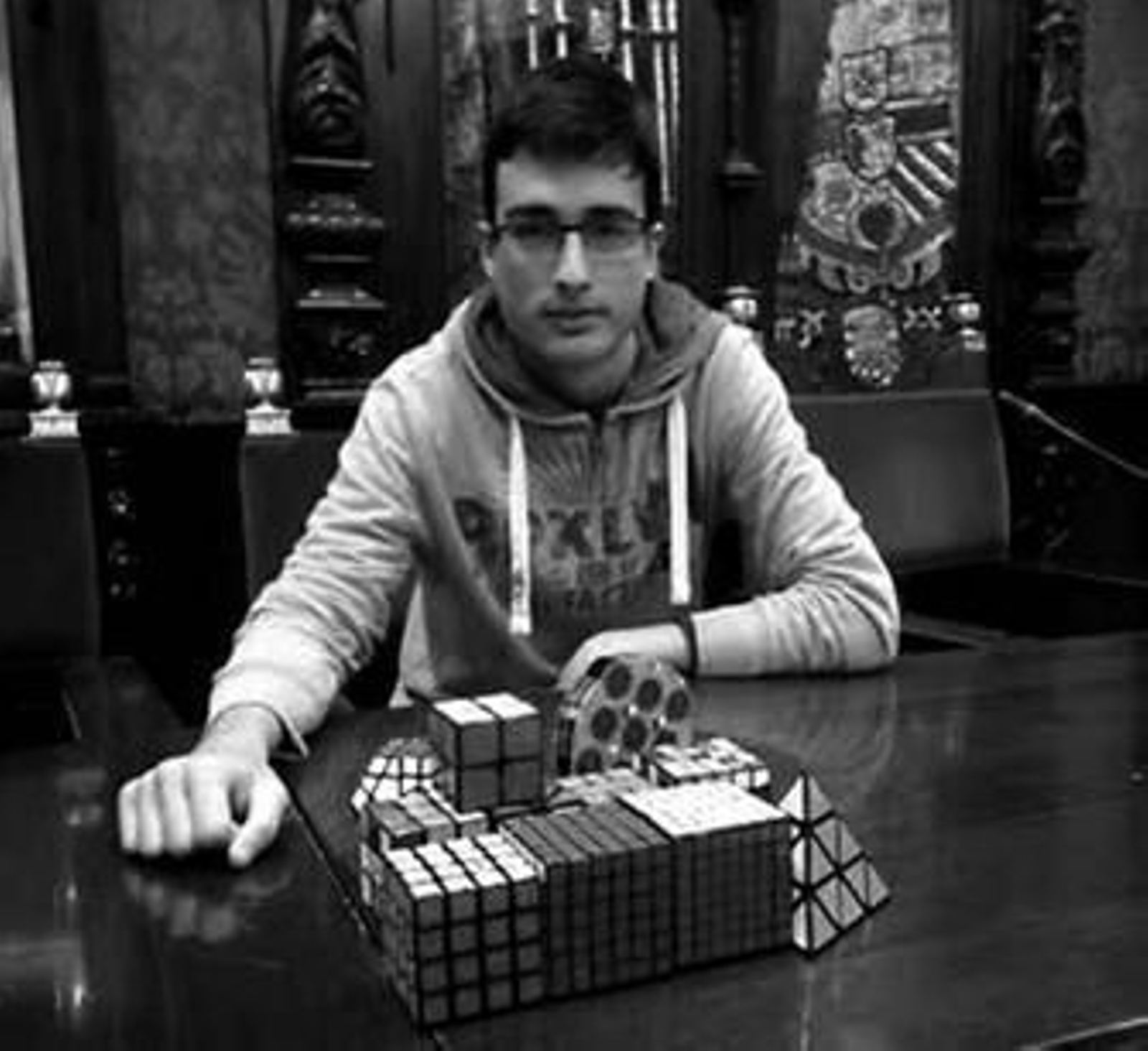 Rubik. Jorge Castillo, de 19 años, es estudiante de segundo curso de Ingeniería informática en Granada. Comenzó a practicar con el cubo hace cinco años y, aunque ahora sus estudios le dejan menos tiempo libre, ha llegado a practicar hasta dos horas diarias para conseguir resolver el rompecabezas en apenas siete segundos en una competición. Lo ha conseguido hacer en 5,79 segundos en casa.