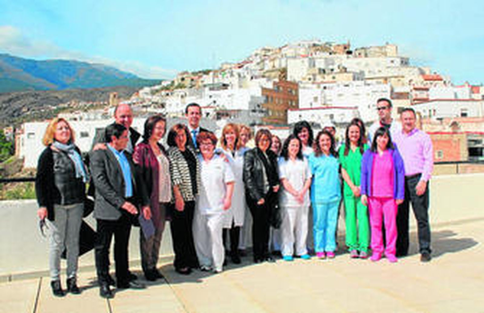 La consejera junto al alcalde de Abla y trabajadores del centro en la azotea de la residencia, ayer.