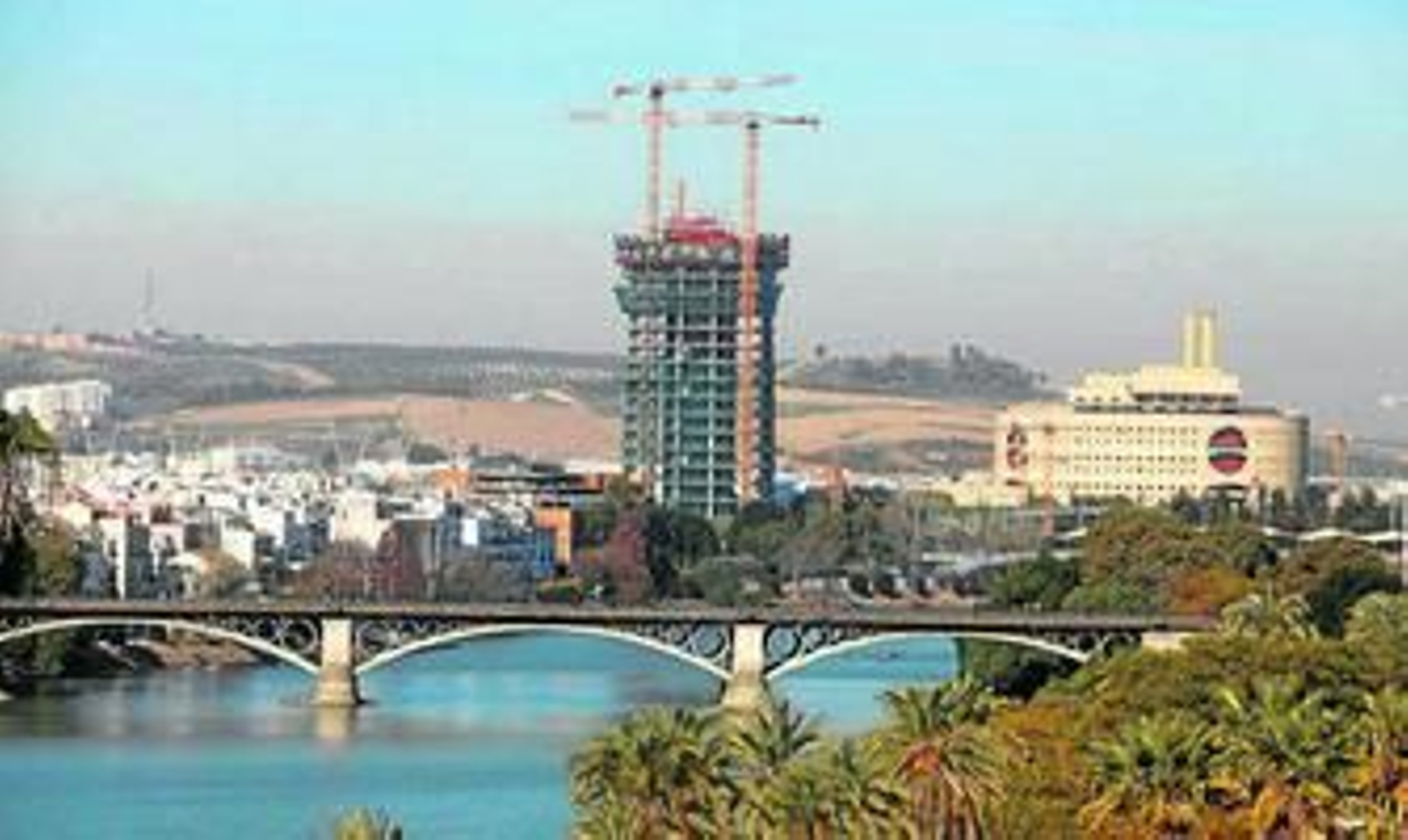 Vista de la torre tomada esta misma semana desde el Paseo de Colón, con la Cartuja al fondo.