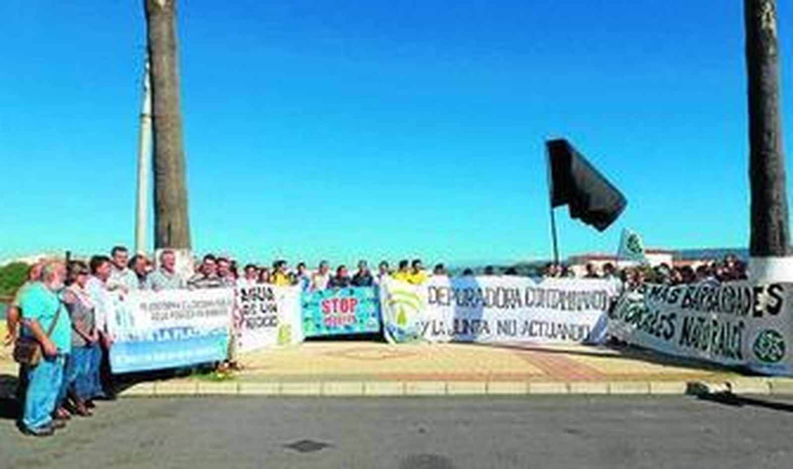 Protesta en Barbate en defensa de la gestión pública del agua.
