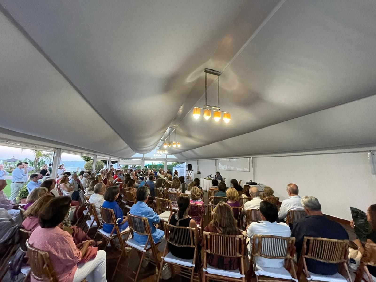 Fátima Ruiz de Lassaletta llena el Club de Las Redes con la presentación de su libro 'Cocina, bodega y protocolo'