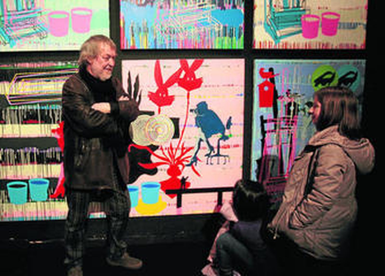 El pintor y cartelista Manolo Cuervo, junto a algunos de sus cuadros.