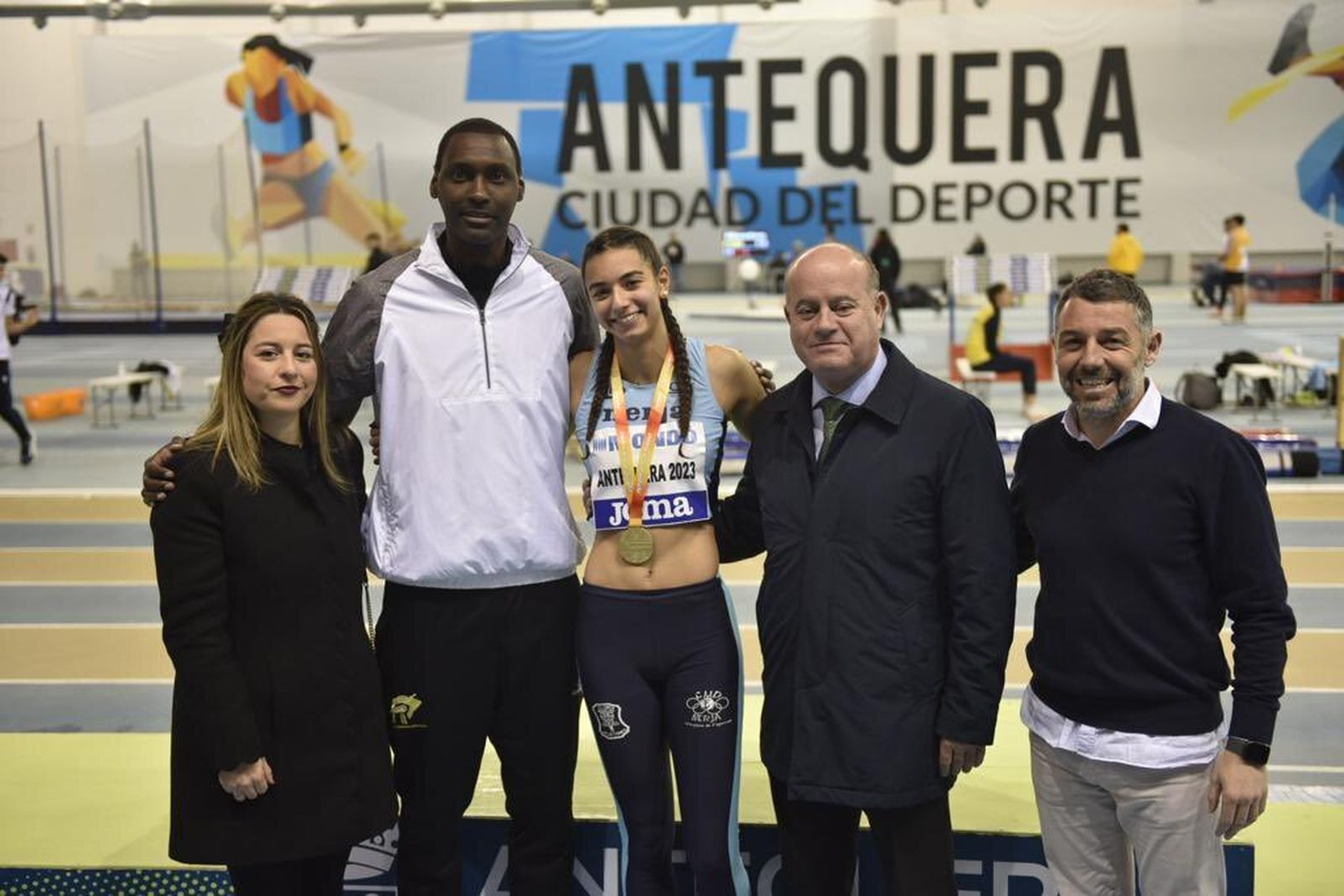 Laura Aguilera, con el título y las instituciones locales.