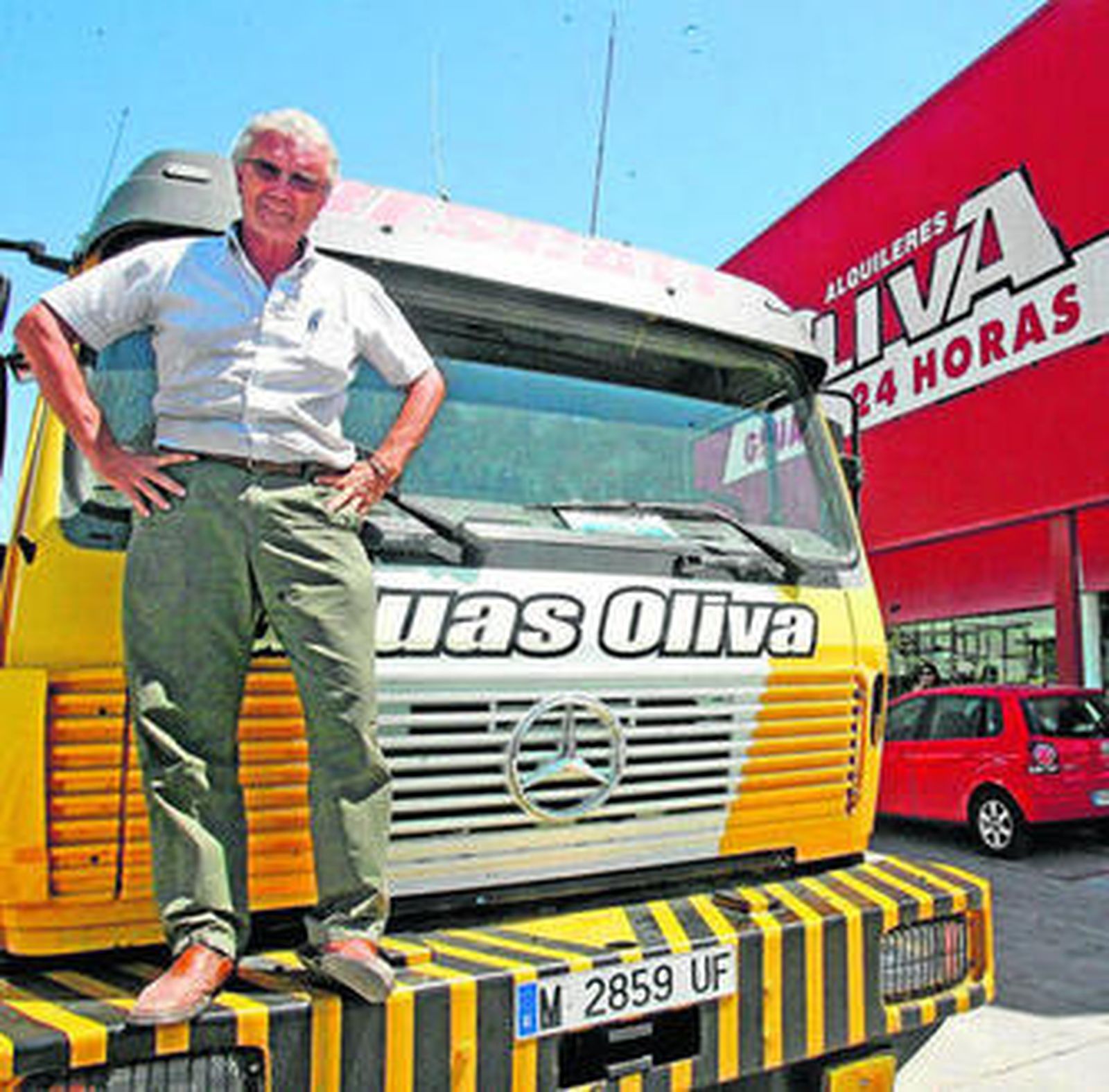 Guillermo Oliva posa el pasado sábado subido a una de las grúas de su compañía.